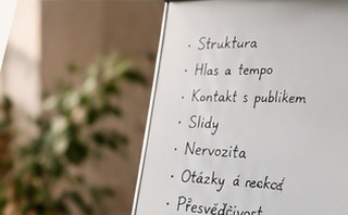 Flipchart se seznamem témat pro prezentační trénink
